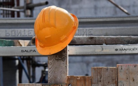 Tragedia in un cantiere a Opera, 65enne cade da una scala e muore