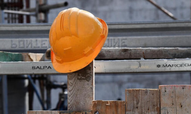 Tragedia in un cantiere a Opera, 65enne cade da una scala e muore