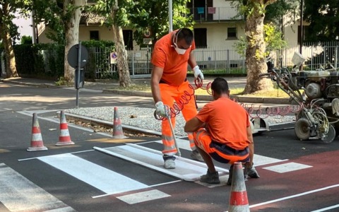 Proseguono a Cesano i lavori di manutenzione sulla segnaletica stradale: la precedenza va a stop e strisce pedonali