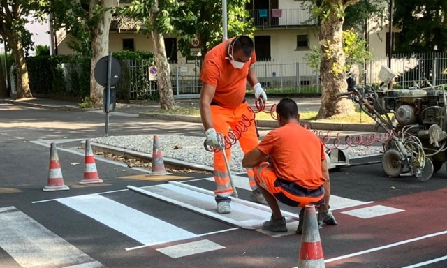 Proseguono a Cesano i lavori di manutenzione sulla segnaletica stradale: la precedenza va a stop e strisce pedonali