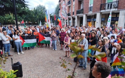 In centinaia in piazza a Cesano Boscone per chiedere la pace a Gaza e per sostenere la Global Sumud Flotilla