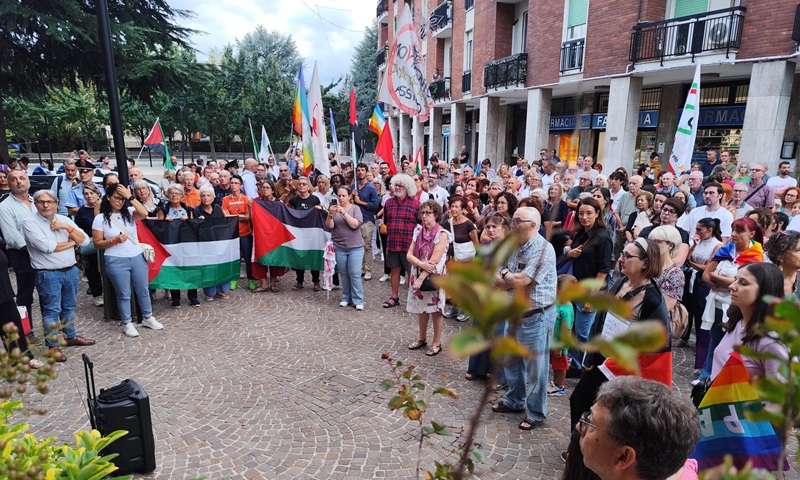 In centinaia in piazza a Cesano Boscone per chiedere la pace a Gaza e per sostenere la Global Sumud Flotilla