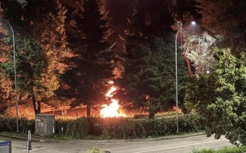 In fiamme i giochi dei bambini nel parco: incivili in azione nella notte a Senago