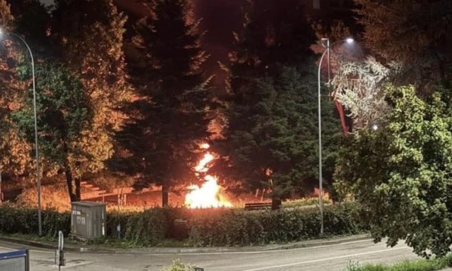In fiamme i giochi dei bambini nel parco: incivili in azione nella notte a Senago