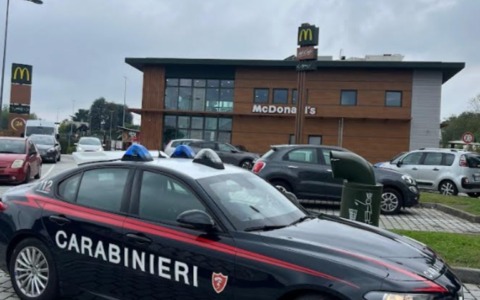 Identificati i tre ragazzini che avevano spruzzato spray al peperoncino dentro al McDonald’s