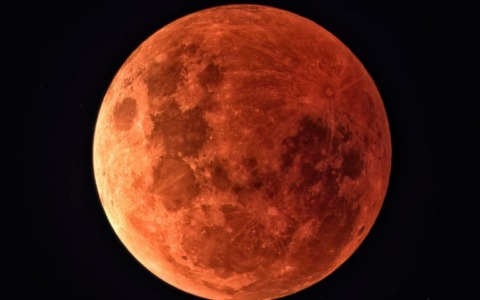 Occhi al cielo all’Osservatorio astronomico di Rozzano per vedere l’eclissi totale di Luna