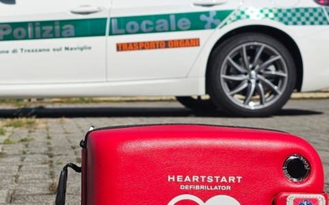 Otto defibrillatori sui mezzi della Polizia Locale di Trezzano sul Naviglio