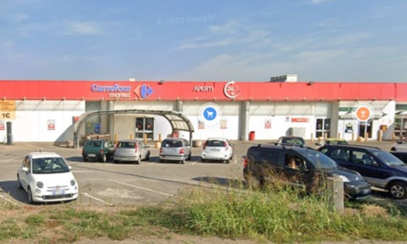 Rubano cibo e capi d’abbigliamento al Carrefour: la cassiera li scopre e la aggrediscono