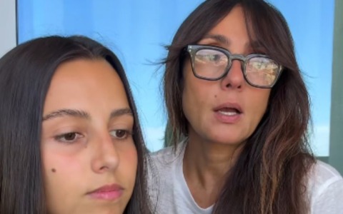 Ambra Angiolini a Milano in corteo per Gaza con la figlia Jolanda: “Non basta commentare dal divano”