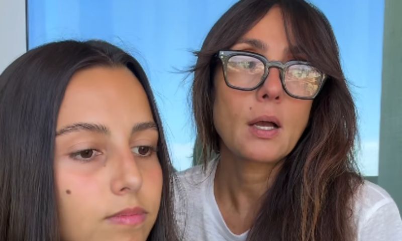 Ambra Angiolini a Milano in corteo per Gaza con la figlia Jolanda: “Non basta commentare dal divano”