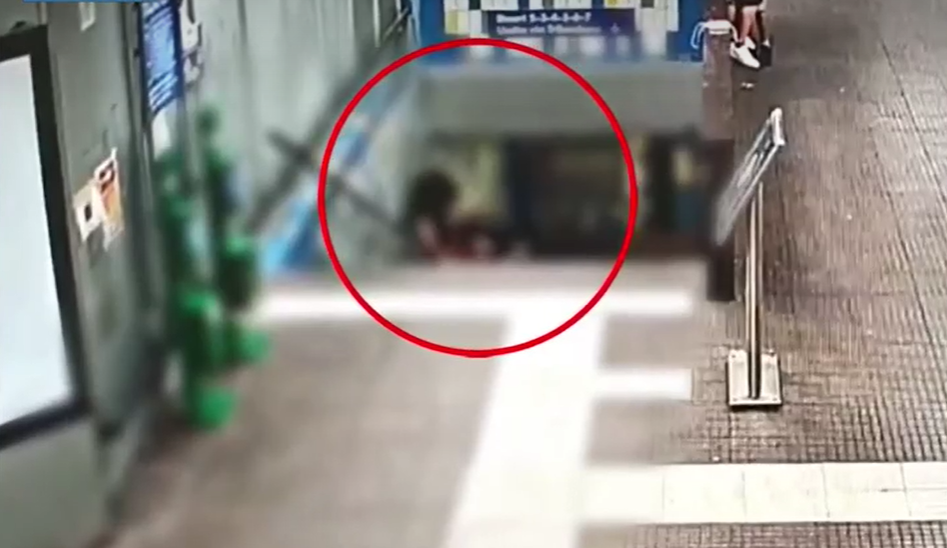 Collana strappata e calci in faccia: arrestati due uomini