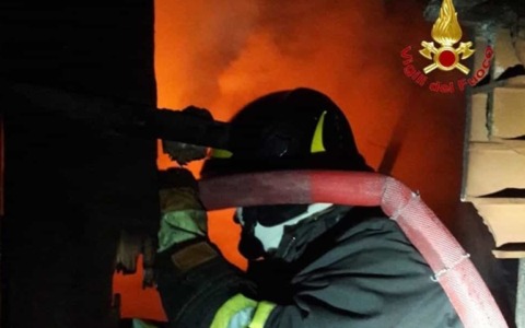 Milano, incendio in un appartamento: muore una donna di 59 anni. Il suo cane in condizioni disperate