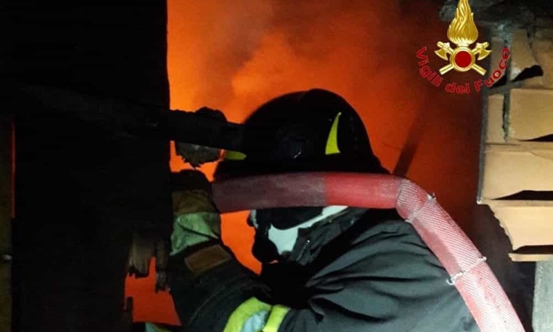 Milano, incendio in un appartamento: muore una donna di 59 anni. Il suo cane in condizioni disperate