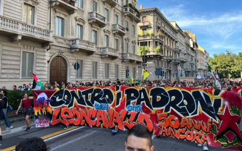 “Giù le mani dalla città”: 60mila persone sfilano a Milano contro lo sgombero del Leoncavallo