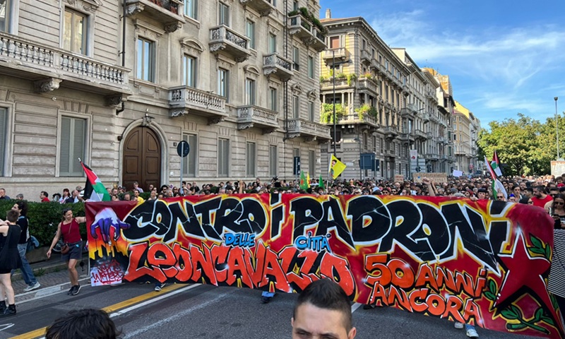 “Giù le mani dalla città”: 60mila persone sfilano a Milano contro lo sgombero del Leoncavallo