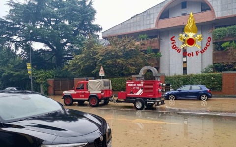 Maltempo, un centinaio di interventi dei vigili del fuoco a Milano e hinterland