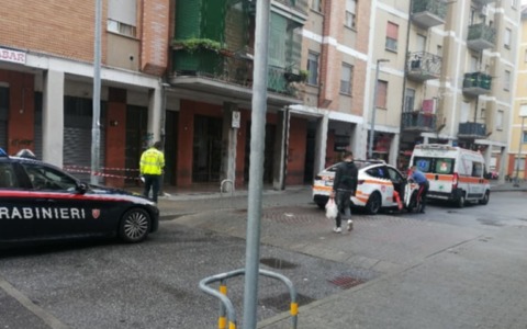 20enne accoltellato alla schiena in pieno giorno: caccia agli aggressori