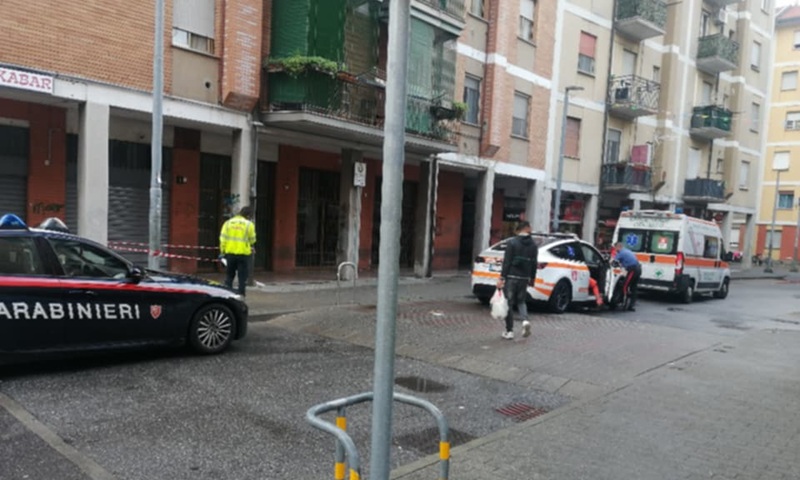 20enne accoltellato alla schiena in pieno giorno: caccia agli aggressori