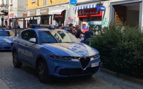 36enne colpito da un machete alla gamba, al braccio e sotto il collo in piena Chinatown: cinese di 33 anni arrestato per tentato omicidio