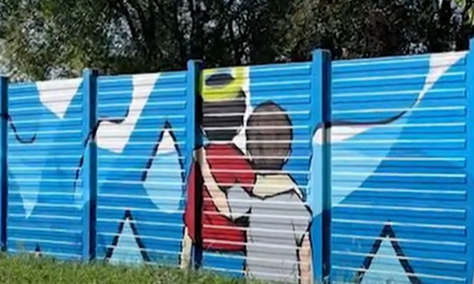 Il maxi murale in ricordo del piccolo Alan Kurdi è stato inaugurato oggi al parco del Giambellino