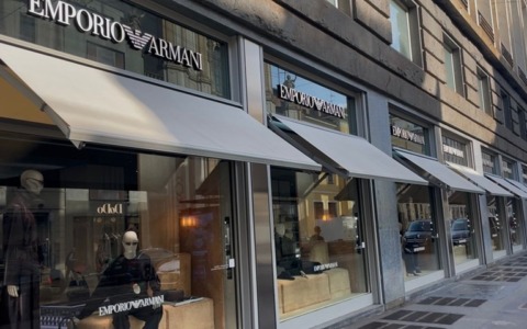 Il ricordo di Giorgio Armani nelle parole di clienti, milanesi e turisti di passaggio nei luoghi simbolo di Milano