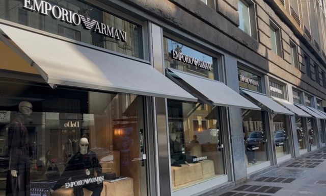Il ricordo di Giorgio Armani nelle parole di clienti, milanesi e turisti di passaggio nei  luoghi simbolo di Milano