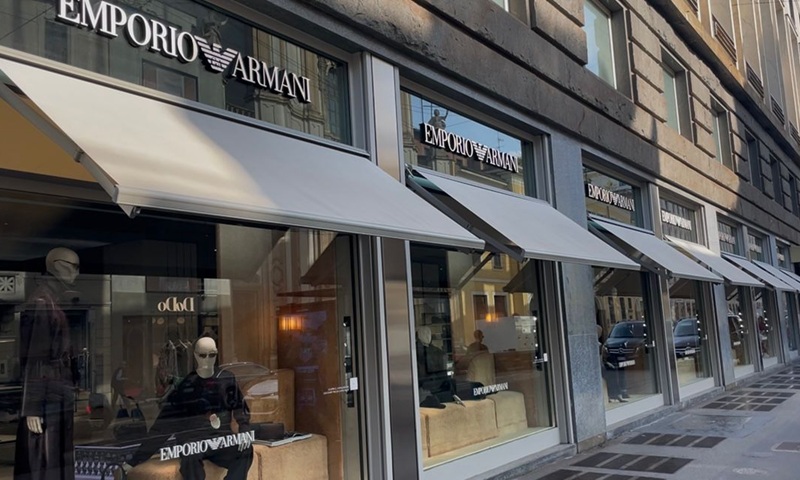 Il ricordo di Giorgio Armani nelle parole di clienti, milanesi e turisti di passaggio nei  luoghi simbolo di Milano