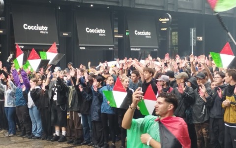 Corteo per Gaza a Milano, manifestazione pacifica ma tensioni con una frangia di antagonisti