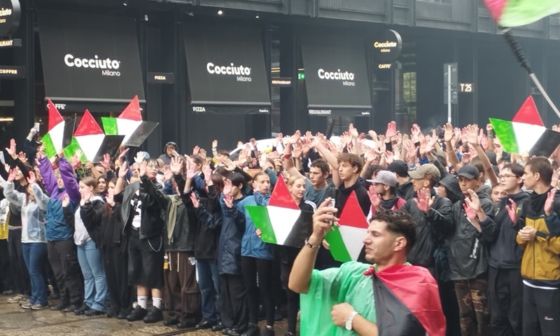 Corteo per Gaza a Milano, manifestazione pacifica ma tensioni con una frangia di antagonisti