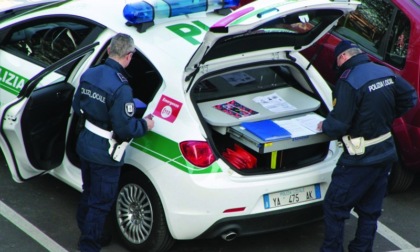 Fermati su un’auto rubata e con arnesi da scasso: tre denunciati per ricettazione