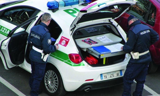 Fermati su un’auto rubata e con arnesi da scasso: tre denunciati per ricettazione