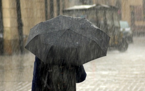 Maltempo su Milano e Lombardia: piogge torrenziali, allerta arancione e disagi negli spostamenti