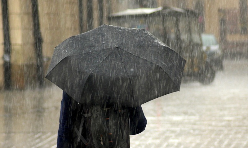 Maltempo su Milano e Lombardia: piogge torrenziali, allerta arancione e disagi negli spostamenti