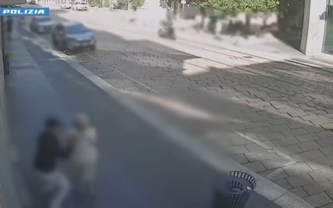 Strappa le collane dal collo di una donna di 87 anni, la getta a terra e scappa: fermato 24enne