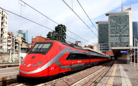 Ruba uno zaino sul treno a Garibaldi: arrestato dalla Polfer. Un altro fermo a Centrale