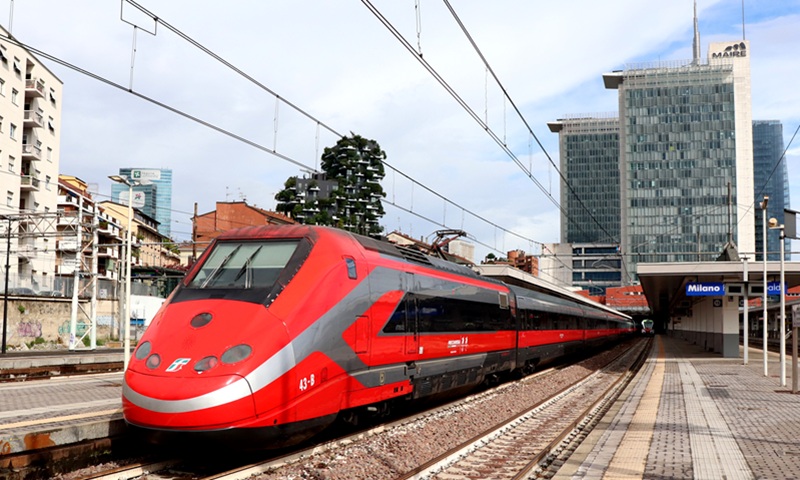 Ruba uno zaino sul treno a Garibaldi: arrestato dalla Polfer. Un altro fermo a Centrale