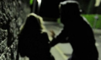 18enne aggredita e violentata in stazione: indagini sulle tracce dell’uomo