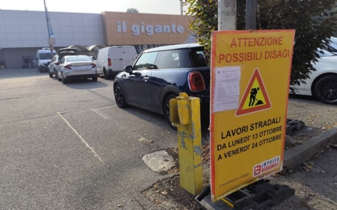Cesano Boscone, al via i lavori di riqualificazione dell’area di sosta di via Roma davanti al “Gigante”