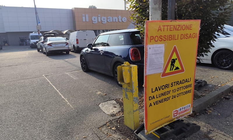 Cesano Boscone, al via i lavori di riqualificazione dell’area di sosta di via Roma davanti al “Gigante”