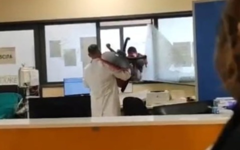 Pomeriggio di paura al pronto soccorso: 35enne in evidente stato di agitazione cerca di rompere il vetro “antisfondamento” del triage