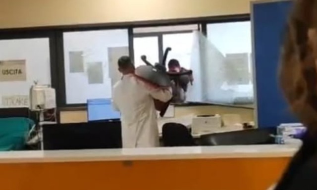 Pomeriggio di paura al pronto soccorso: 35enne in evidente stato di agitazione cerca di rompere il vetro “antisfondamento” del triage