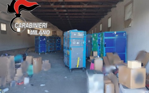 Scoperto deposito con 2mila pacchi Amazon rubati: due arresti per ricettazione