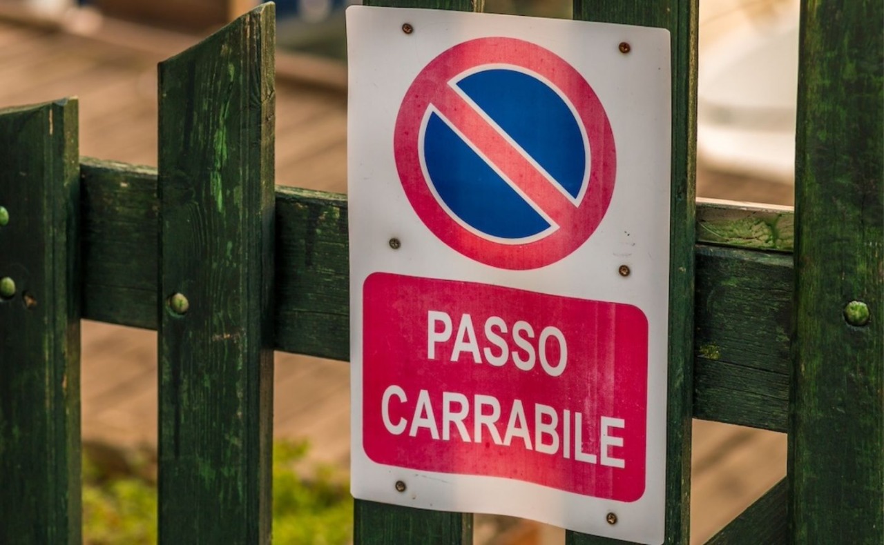 Parcheggia in divieto di sosta e insulta un agente davanti alla scuola