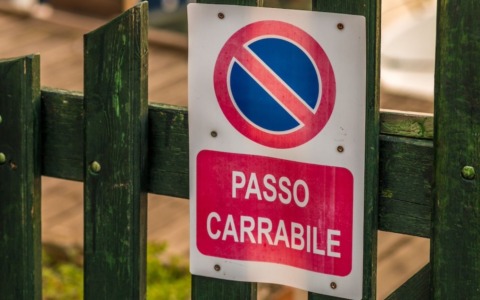 Parcheggia in divieto di sosta e insulta un agente davanti alla scuola