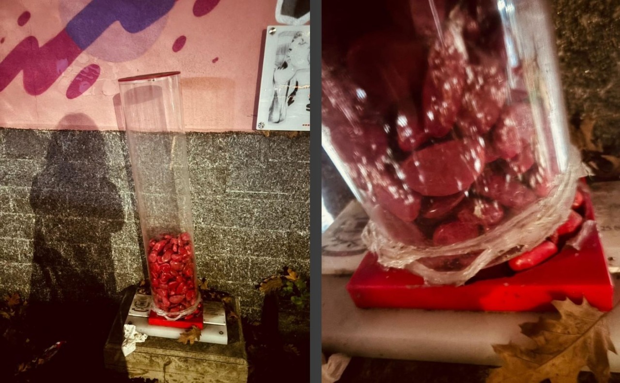 Nuovamente vandalizzata l’installazione dedicata alle vittime di femminicidio nel Piazzale delle Donne a Buccinasco