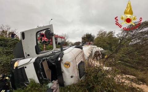 Tir si ribalta a Pieve Emanuele, camionista scivola in una scarpata per sei metri