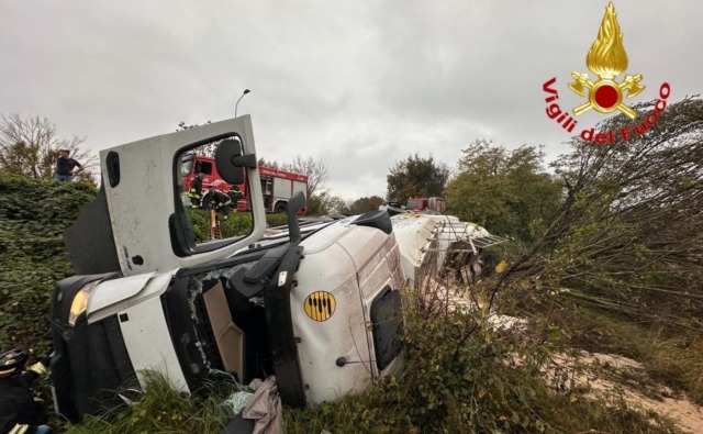 Tir si ribalta a Pieve Emanuele, camionista scivola in una scarpata per sei metri