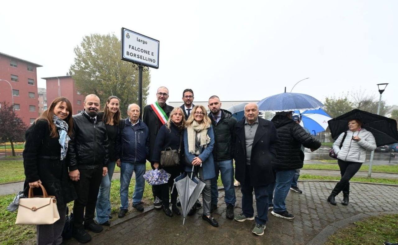 La città intitola Largo Giovanni Falcone anche a Paolo Borsellino: presente il fratello, Salvatore