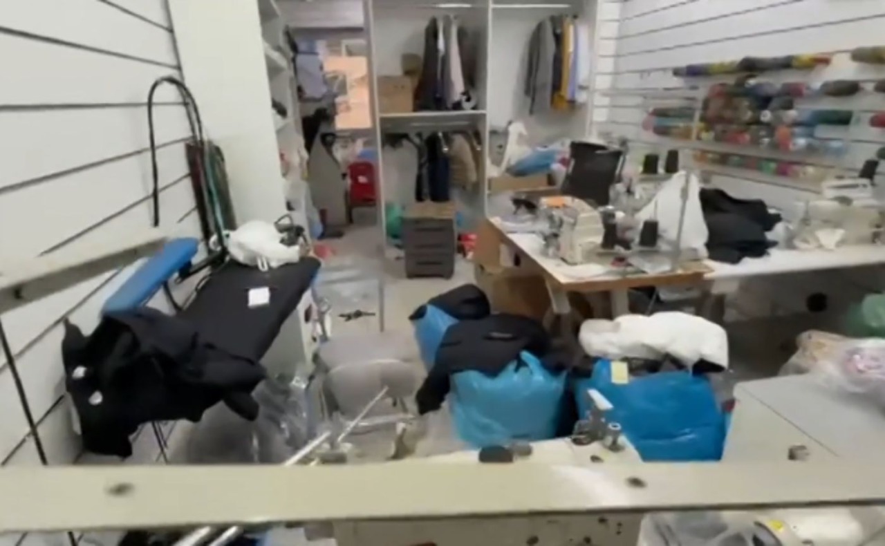 Scoperta in centro a Milano una sartoria che falsificava le griffe più famose: sequestrati quasi 10mila capi contraffatti