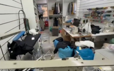 Scoperta in centro a Milano una sartoria che falsificava le griffe più famose: sequestrati quasi 10mila capi contraffatti